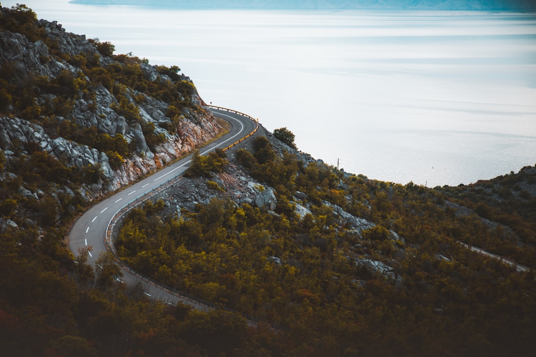 The winding scenic road leading down to Honaunau Bay