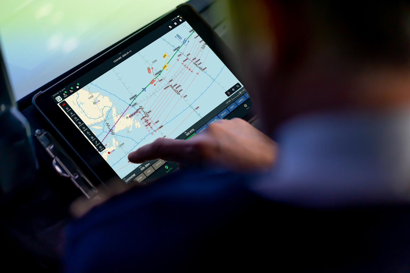 Pilot using Scott Plot on an iPad in the cockpit during an oceanic crossing