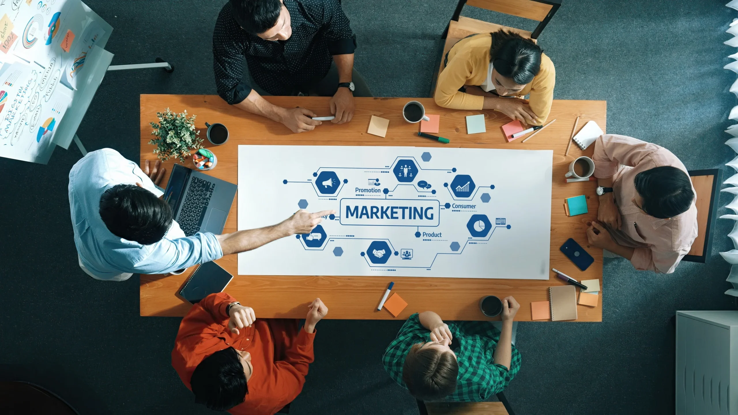 Una rappresentazione di un'agenzia di marketing che cura il marketing mix