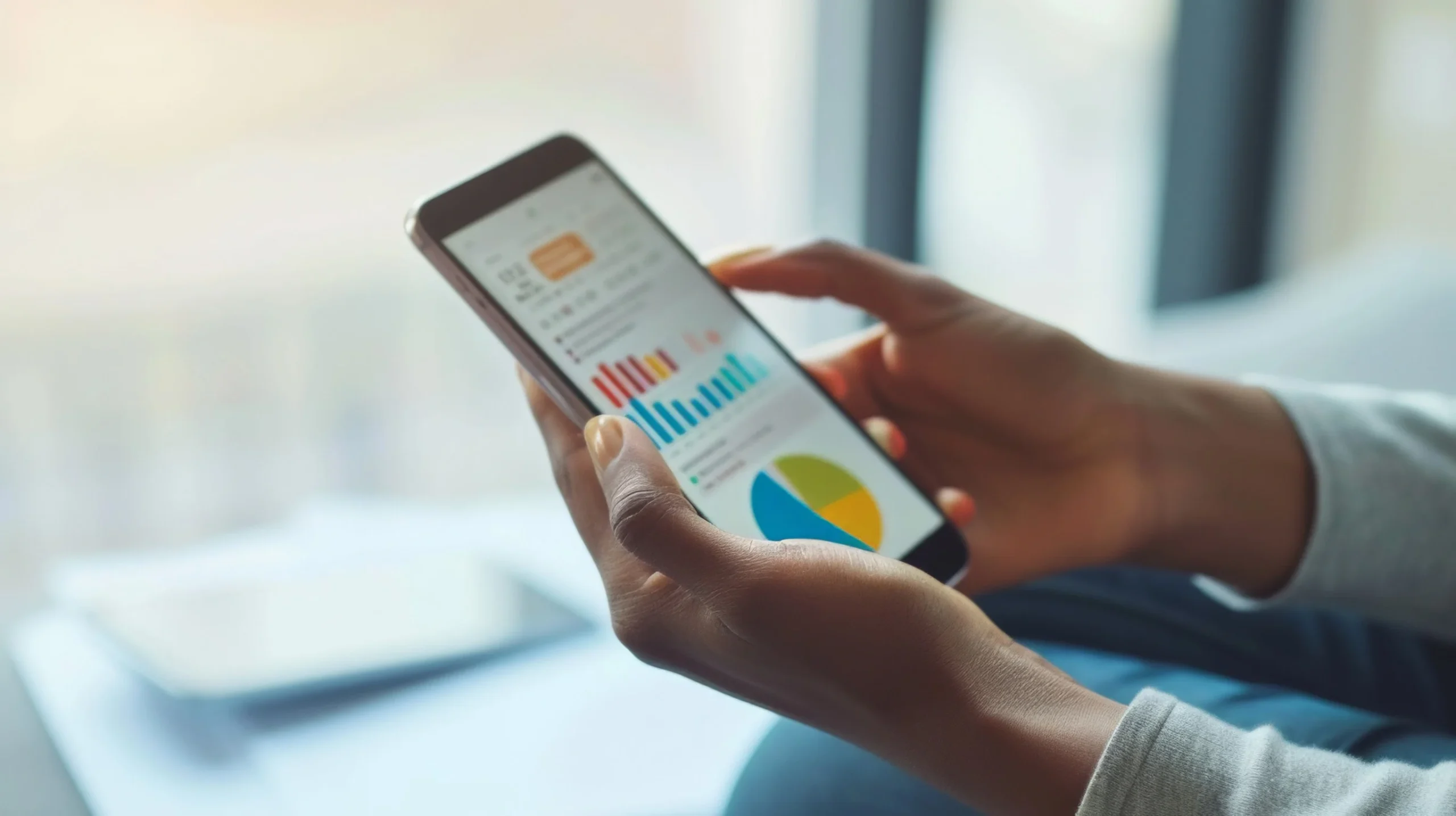 Un esperto che controlla le performance su Google Data Analytics dal telefono.