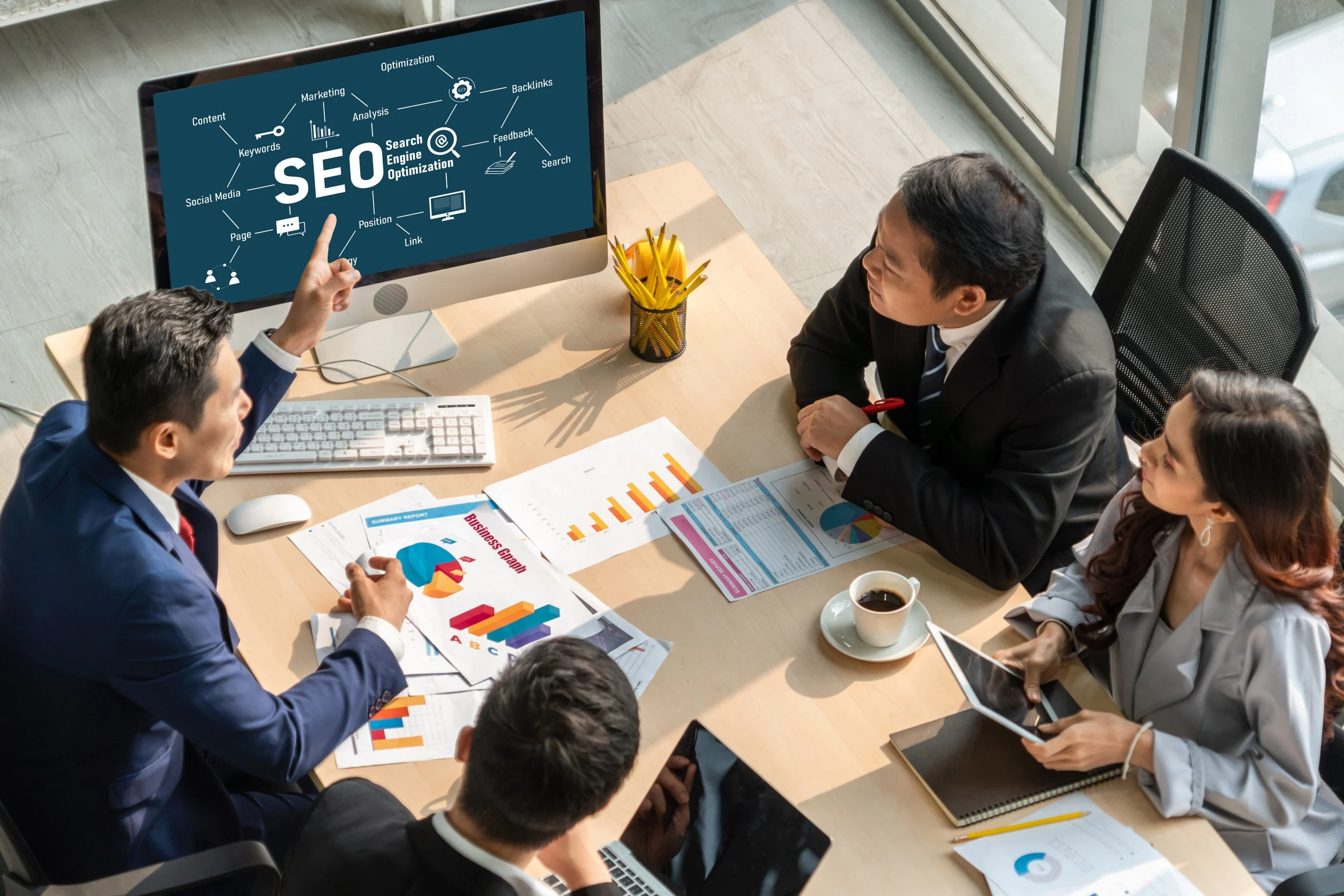 Un cliente a cui viene spiegato in cosa consiste la SEO per le aziende e come può aiutare la sua impresa.