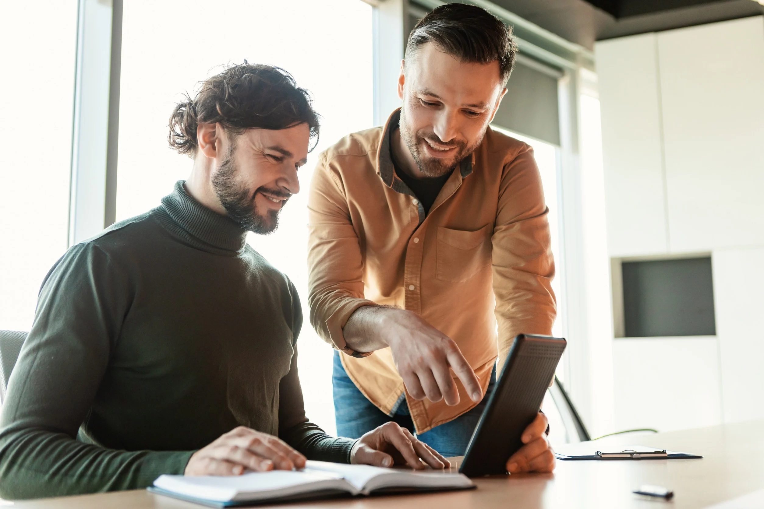 Un professionista illustra i vantaggi del marketing online B2B