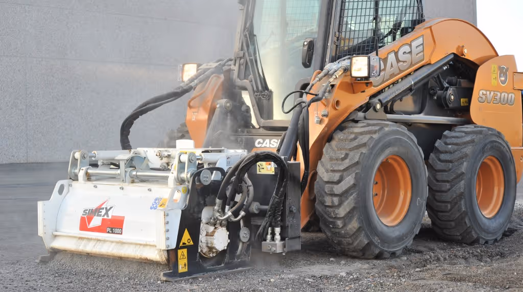 Oransje CASE SV300 kompaktlaster med påmontert hvit SIMEX PL 1000 jordstabilisator i arbeid på grus.