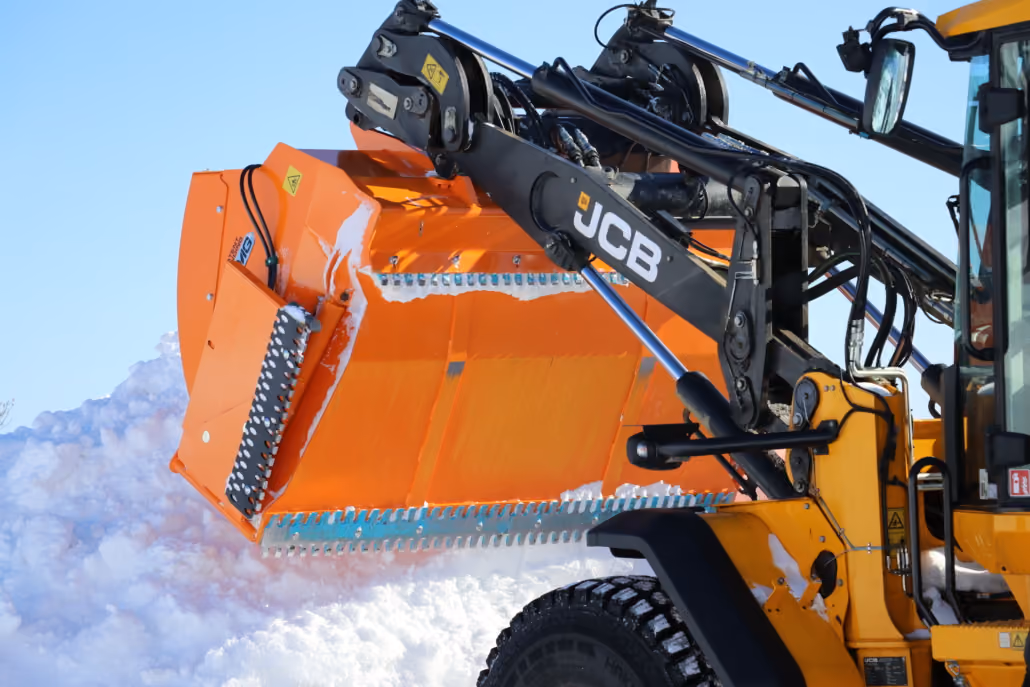 FMG hybridskuffe på JCB hjullaster tømmer oppsamlet snø og is