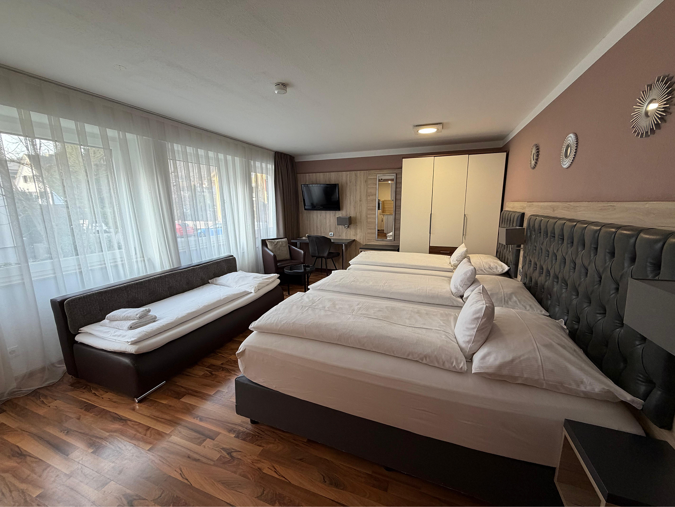Dreibettzimmer mit Schlafsofa