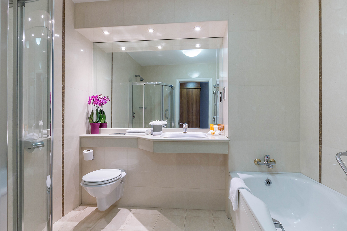 Bathroom in the Killeshin Hotel © David Cantwell Photography