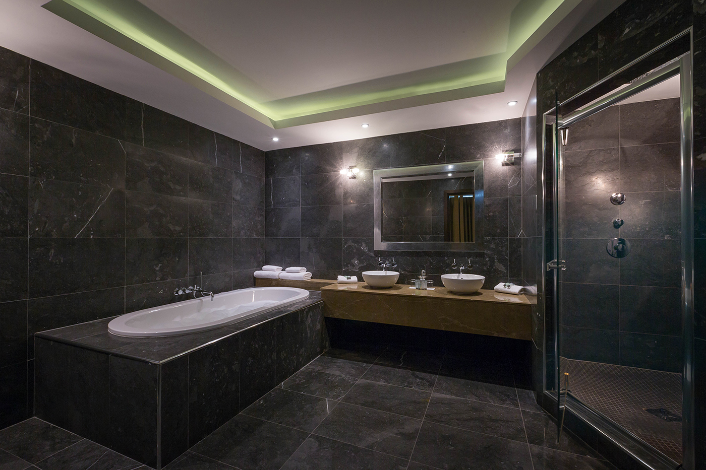 Batheroom in the Bridal Suite @ The Lough Rea Hotel © David Cantwell Photography