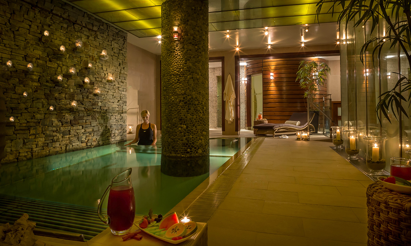 Hyros Pool @ The Imperial Hotel Spa Beautician Giving Treatment in the Spa @ Fels Point Hotel - Hotel Lifestyle Photography © David Cantwell Photography