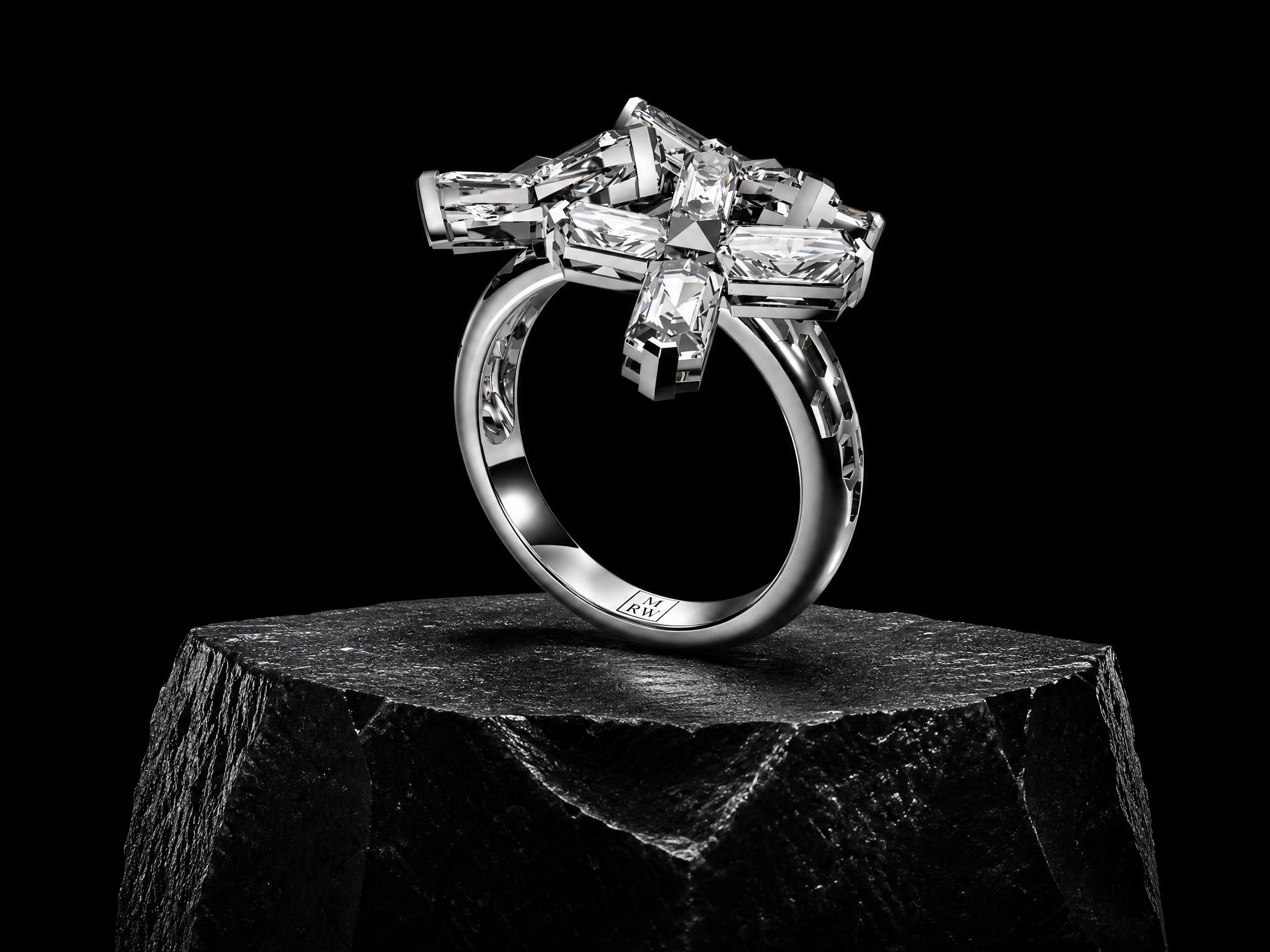 18k white gold ring from the HEX SERIES featuring a geometric matrix arrangement of 12 hexagonal lab-grown diamonds.