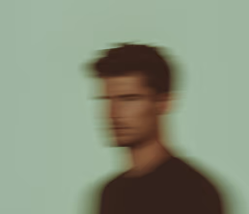 Portrait flou et artistique d'un homme avec un fond vert clair.