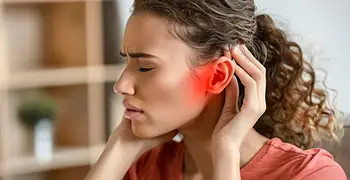 ЧОМУ ЗАКЛАДАЄ ВУХО ПІД ЧАС ЗАСТУДИ: ГОЛОВНІ ПРИЧИНИ