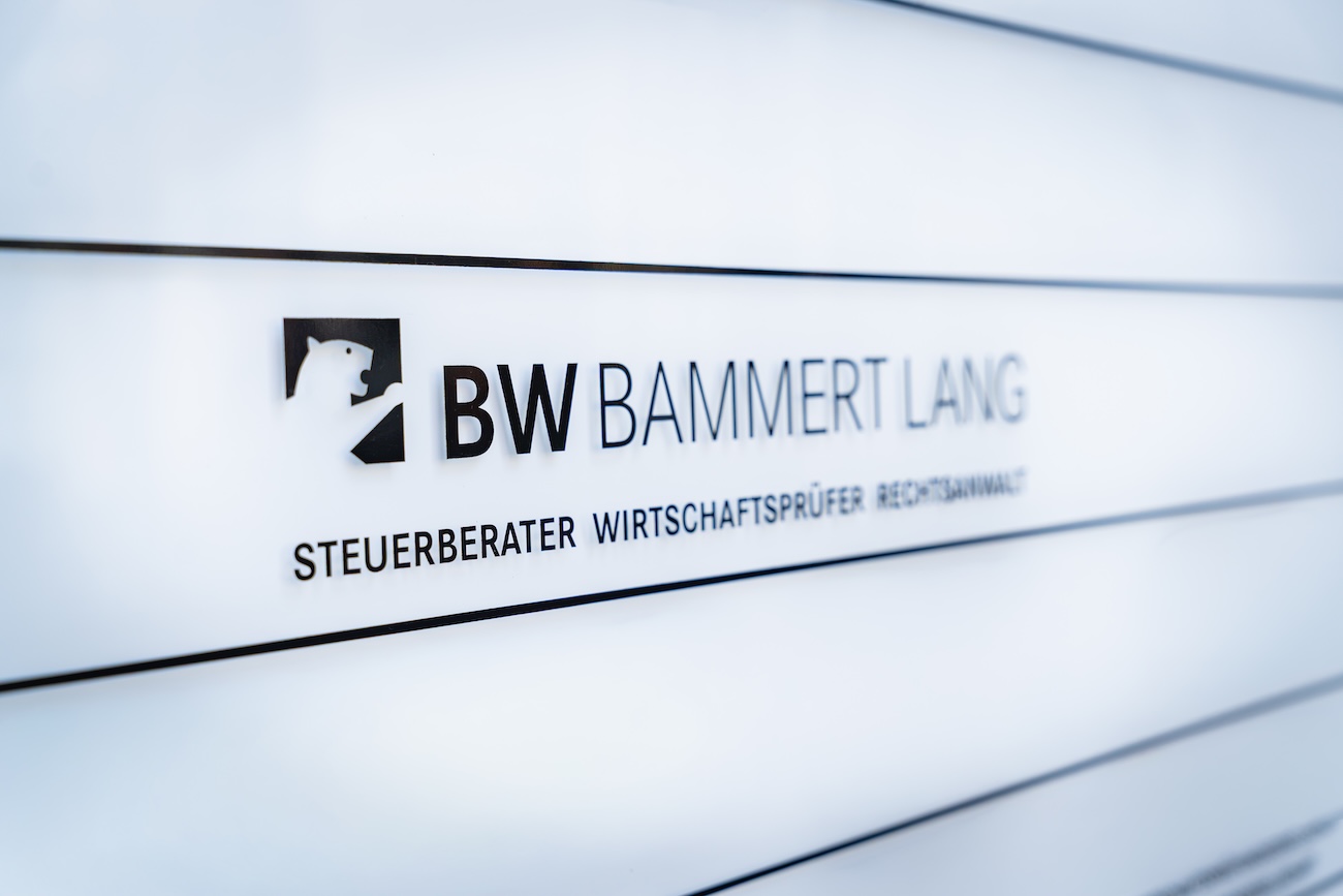 Logo mit einem stilisierten Bären links neben dem Schriftzug BW BAMMERT LANG, darunter die Wörter Steuerberater, Wirtschaftsprüfer, Rechtsanwalt auf einer weißen Tafel.