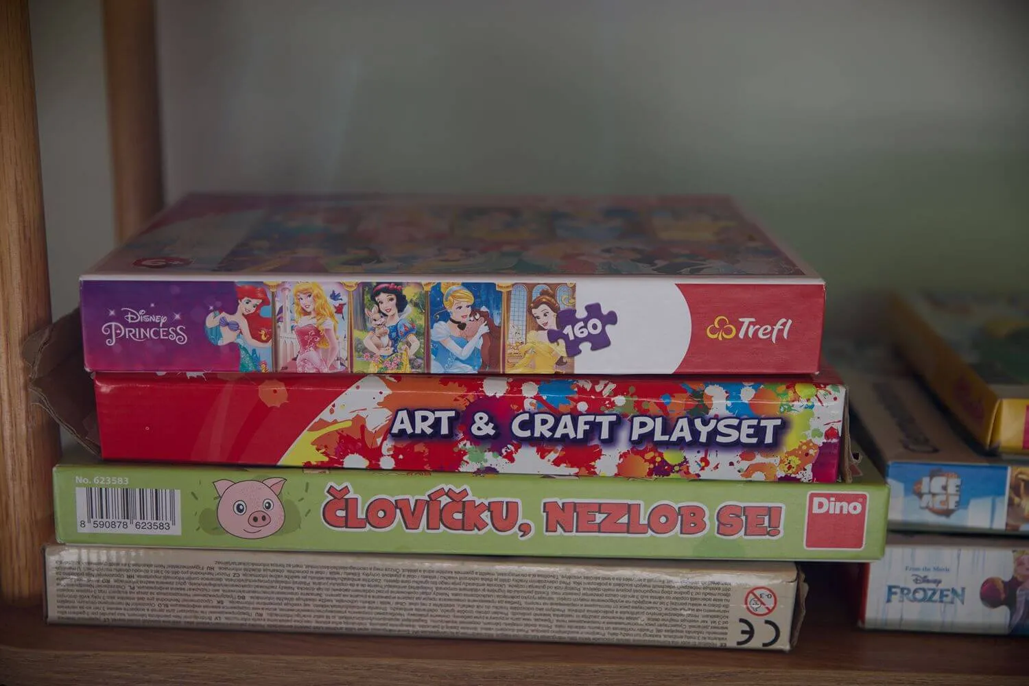 Stoh deskových her včetně Disney Princess puzzle, kreativní sada a hra Človíčku, nezlob se.
