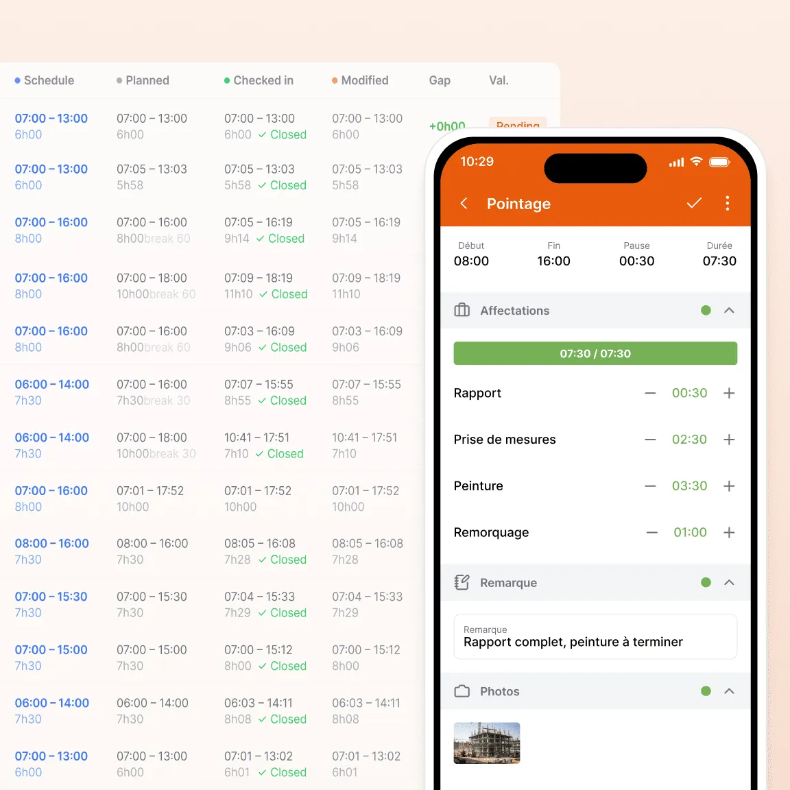 Technicien utilisant l'application mobile TR Online sur le terrain