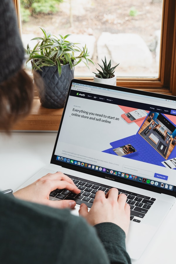 [digital project] image of a graphic design on a screen (for a web design agency)