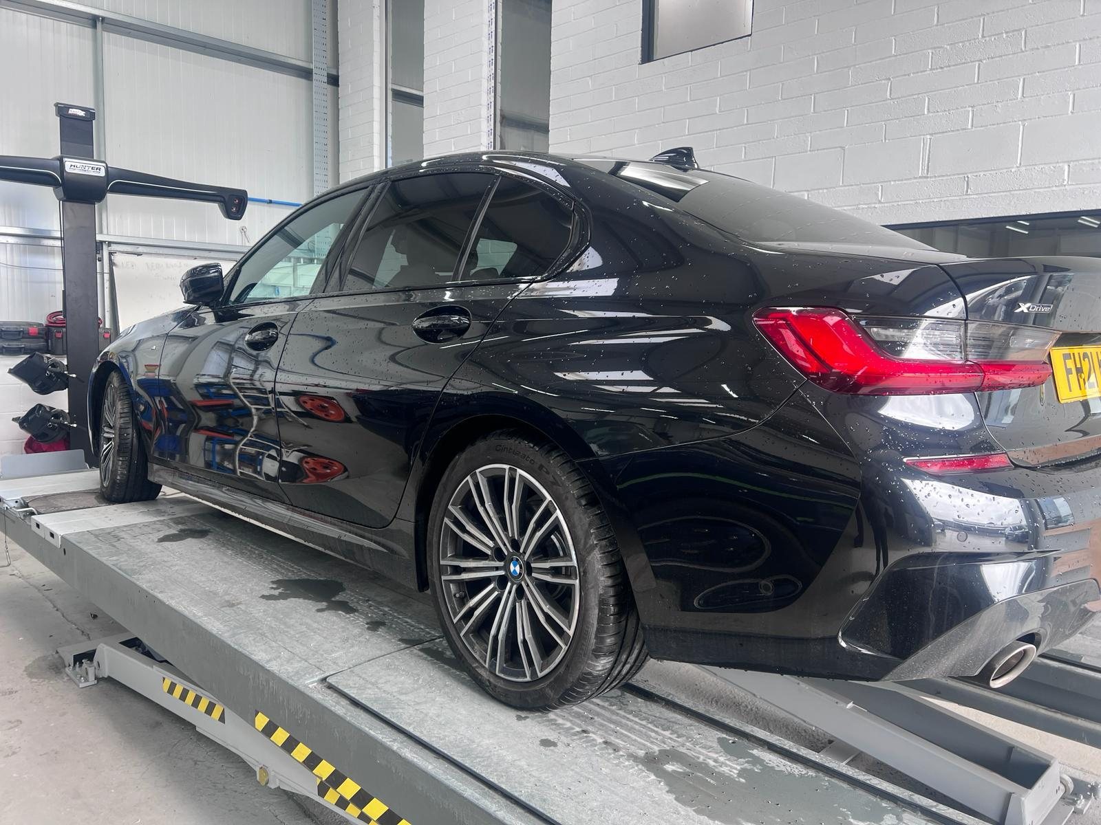 Computerised four-wheel alignment and geometry check