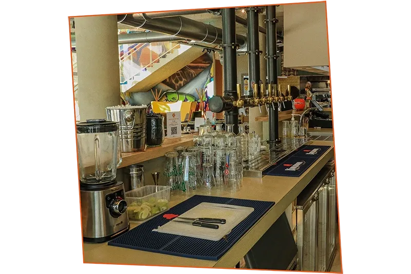 Intérieur du bar Mah Boules Chapelle