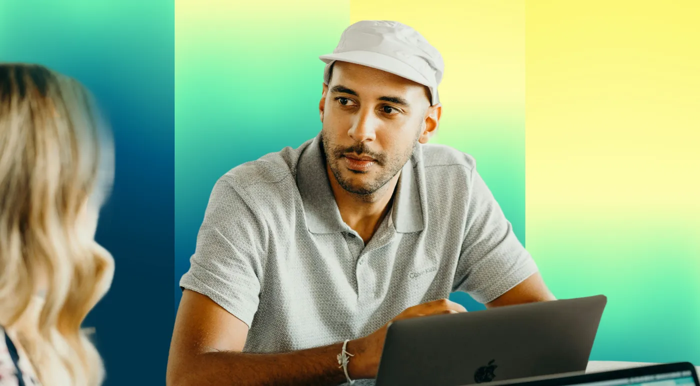 Participant en casquette devant son ordinateur portable, sur fond de dégradé aux couleurs de l’ESA Lab