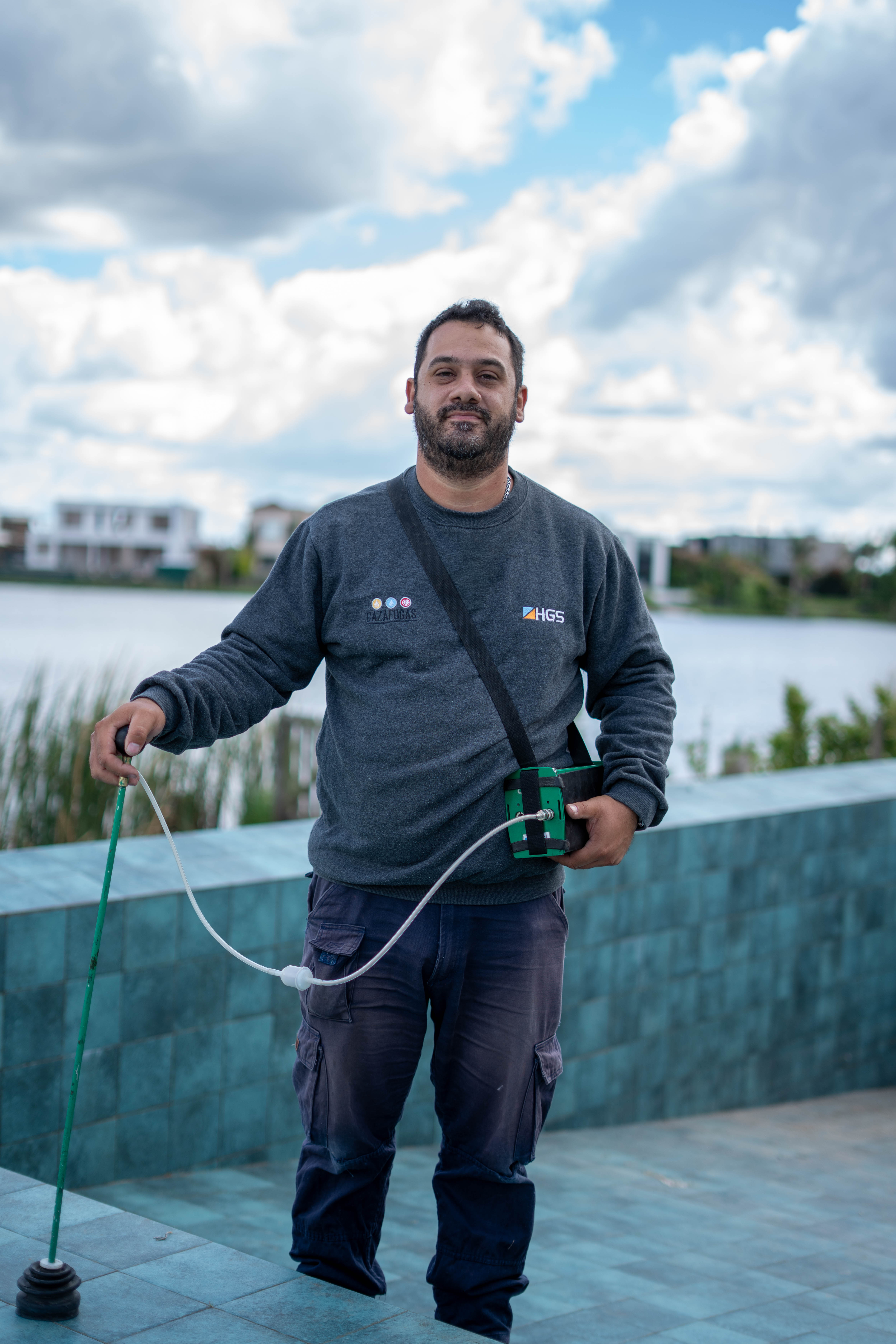 Técnico especializado da Cazafugas com geofone para caça vazamento de água no Rio de Janeiro
