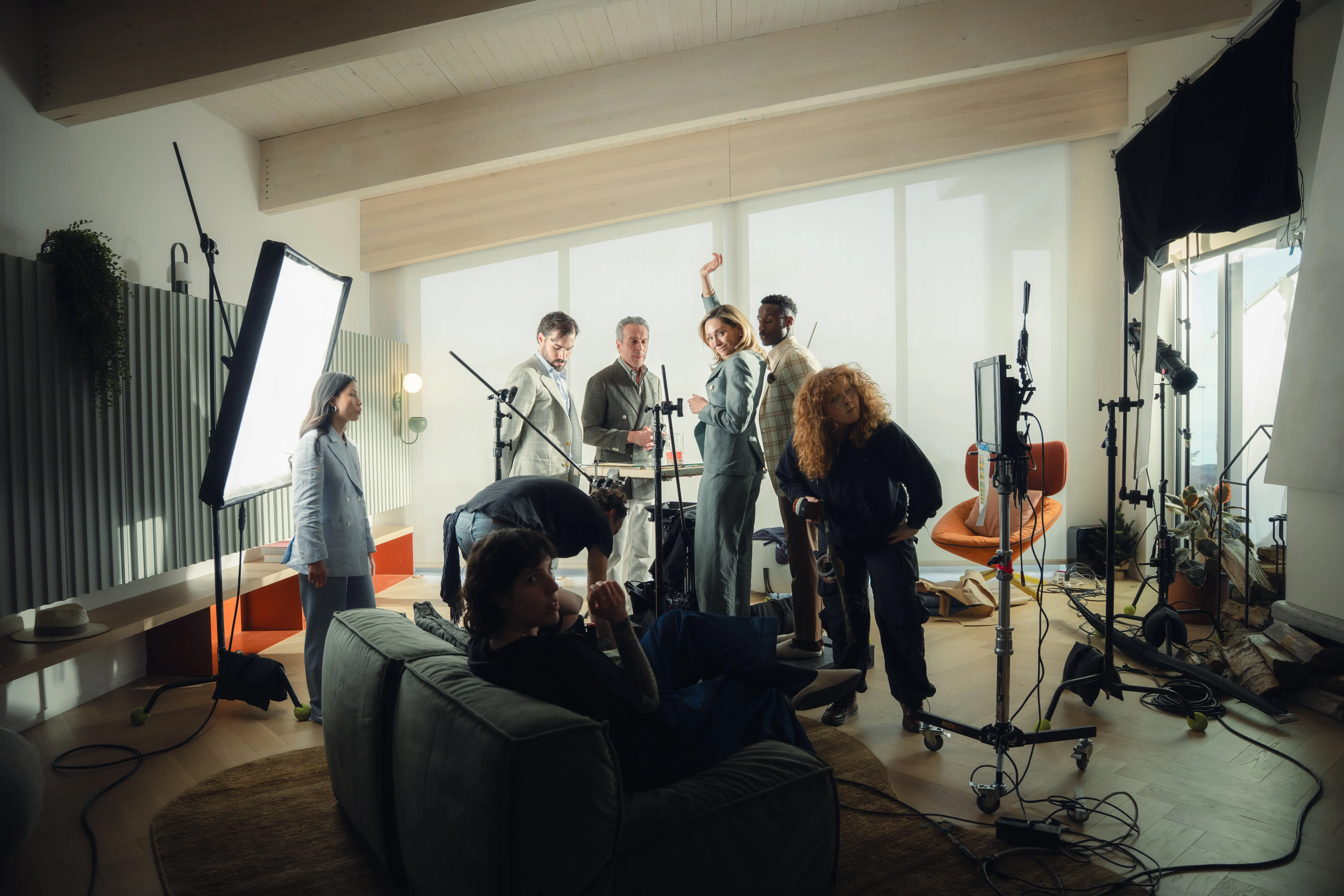 Une équipe de production en pleine préparation pour un tournage dans un studio lumineux moderne.