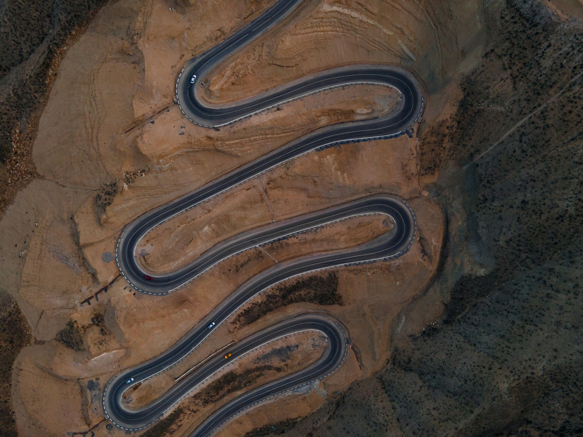 Vue aérienne d'une route en lacets