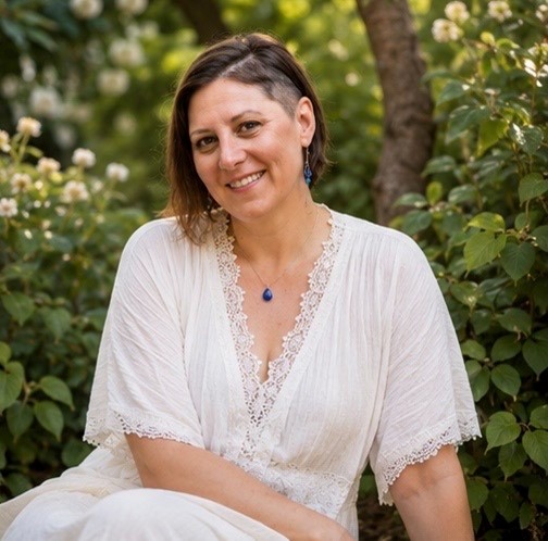 Portrait d'Amélie, praticienne Éléveillance, souriante dans un jardin