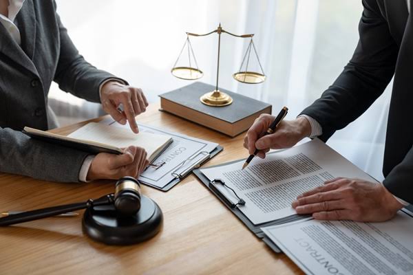 What Is the Difference Between an Attorney and a Lawyer? – Dean Price Law Springfield, Missouri