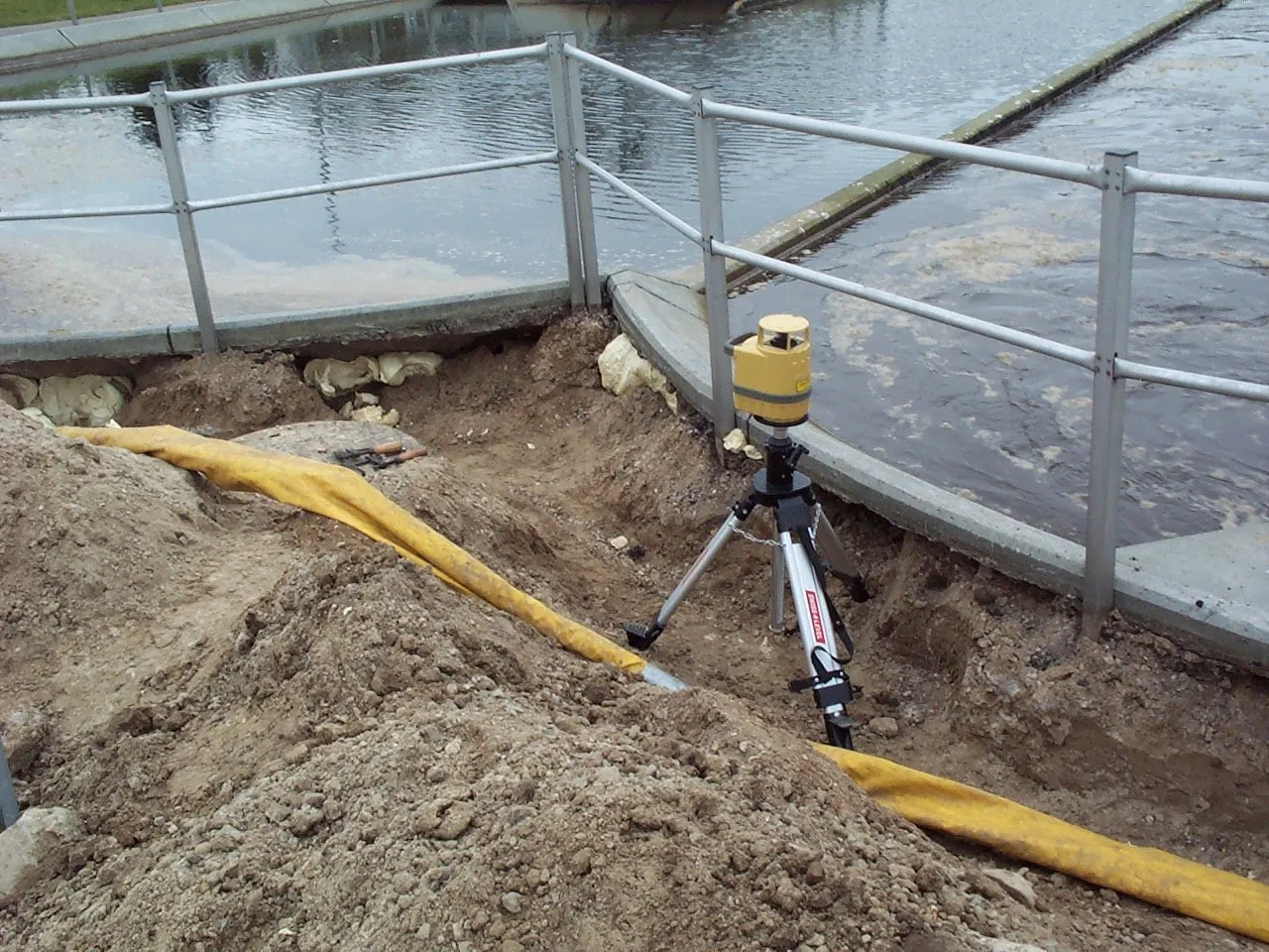 Hulrum under betonplader udfyldt og sikret mod sammenbrud