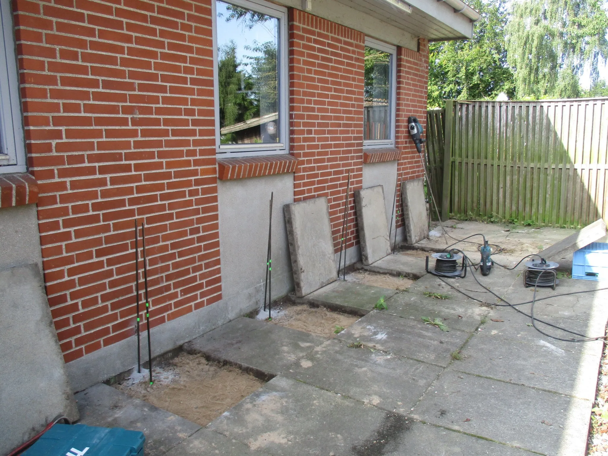 Rørene er sat og klar til stabilisering af fundament og sokkel med Uretek Metoden