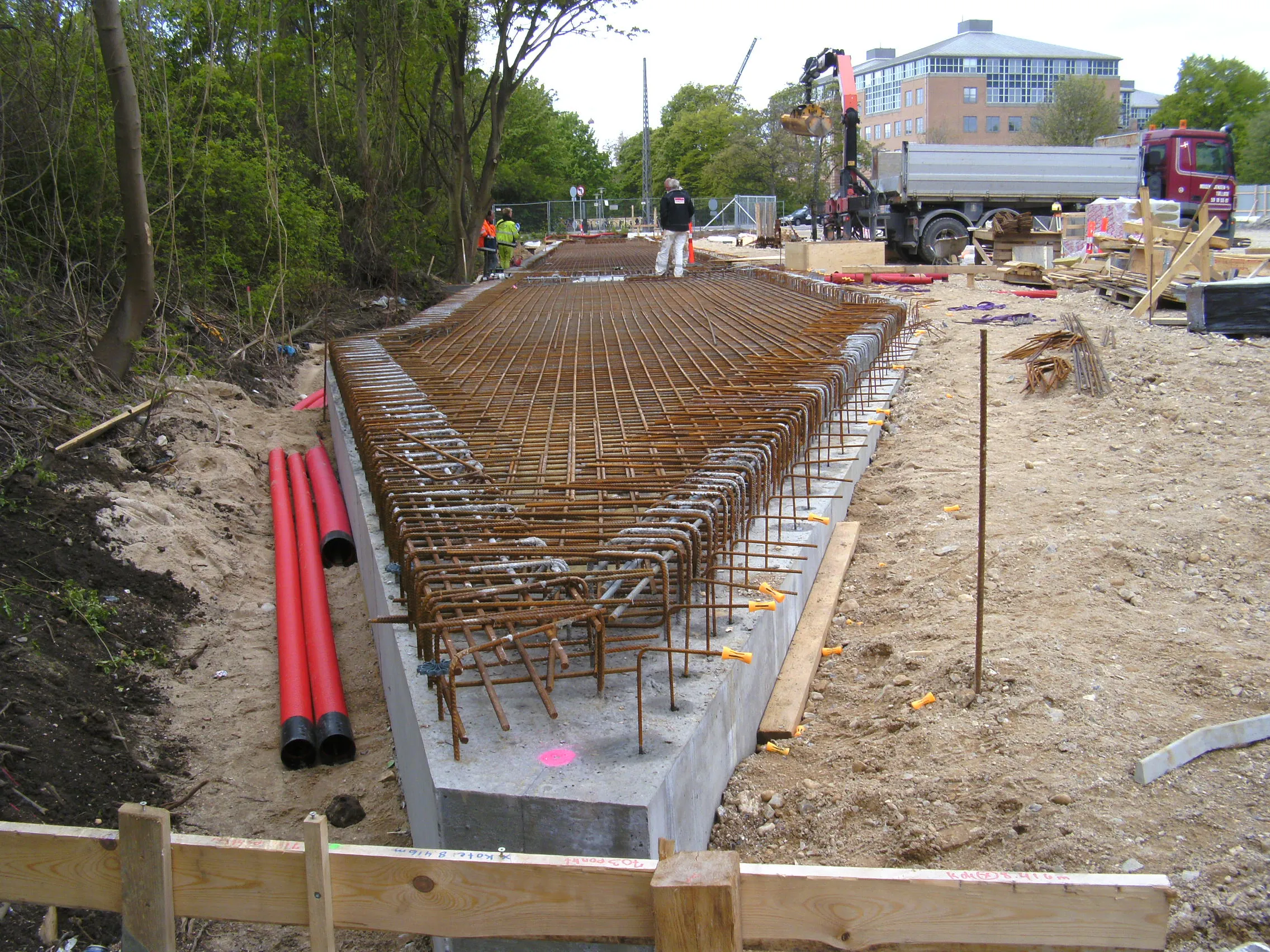 Støbning og armering oven på skruepæle