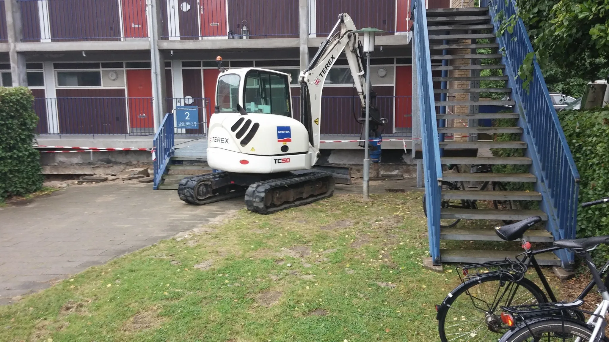 Installering af skruepæle langs facaden