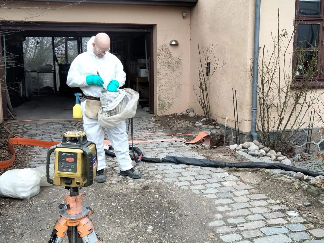 Ureteks montør tester udstyr og materialer inden injektion