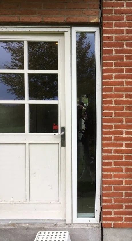 Sætningsskader ved dør