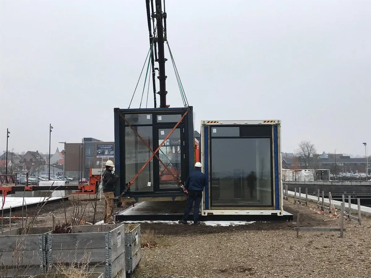 Container montering på skruepæle fra Uretek