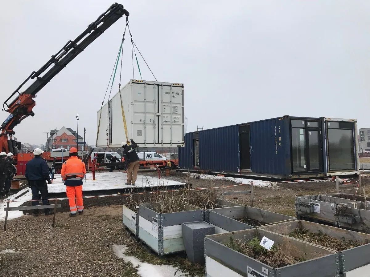 Container kranes oven på skruepæle