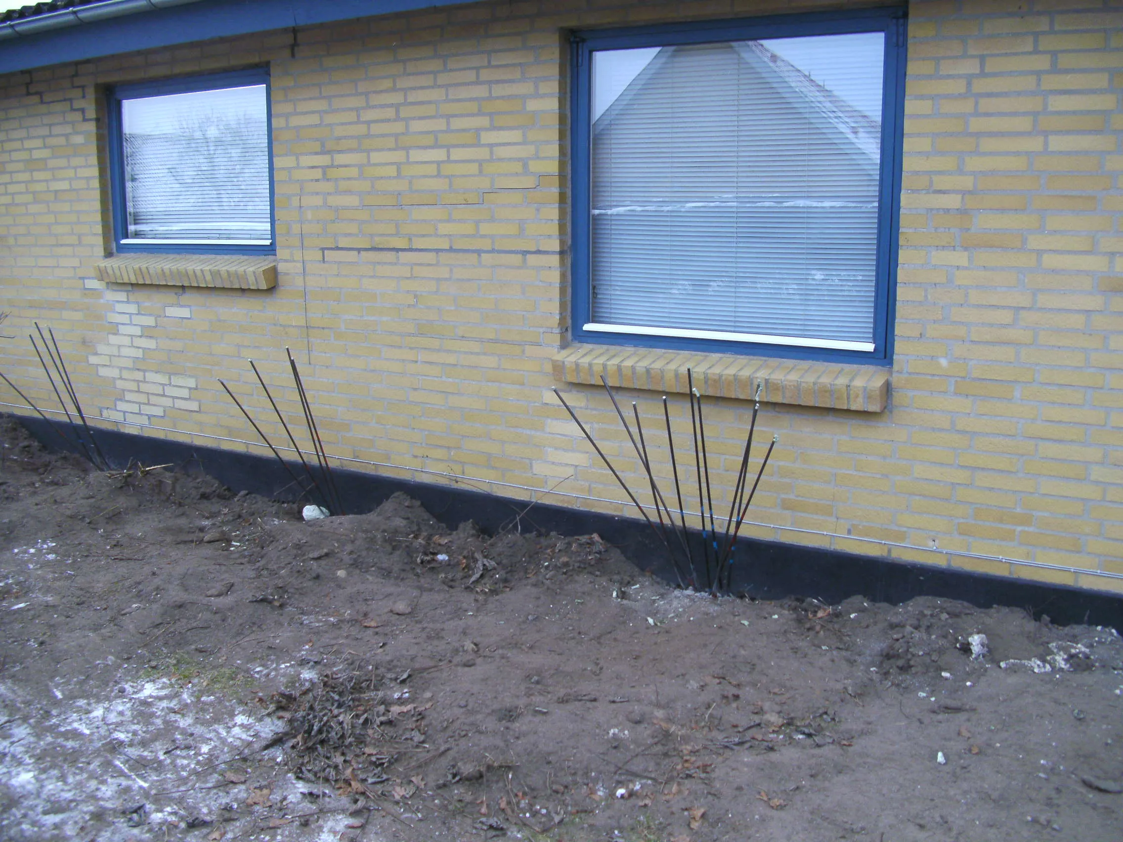 Uretek injicering af gulvet fra facade og ind under gulvet