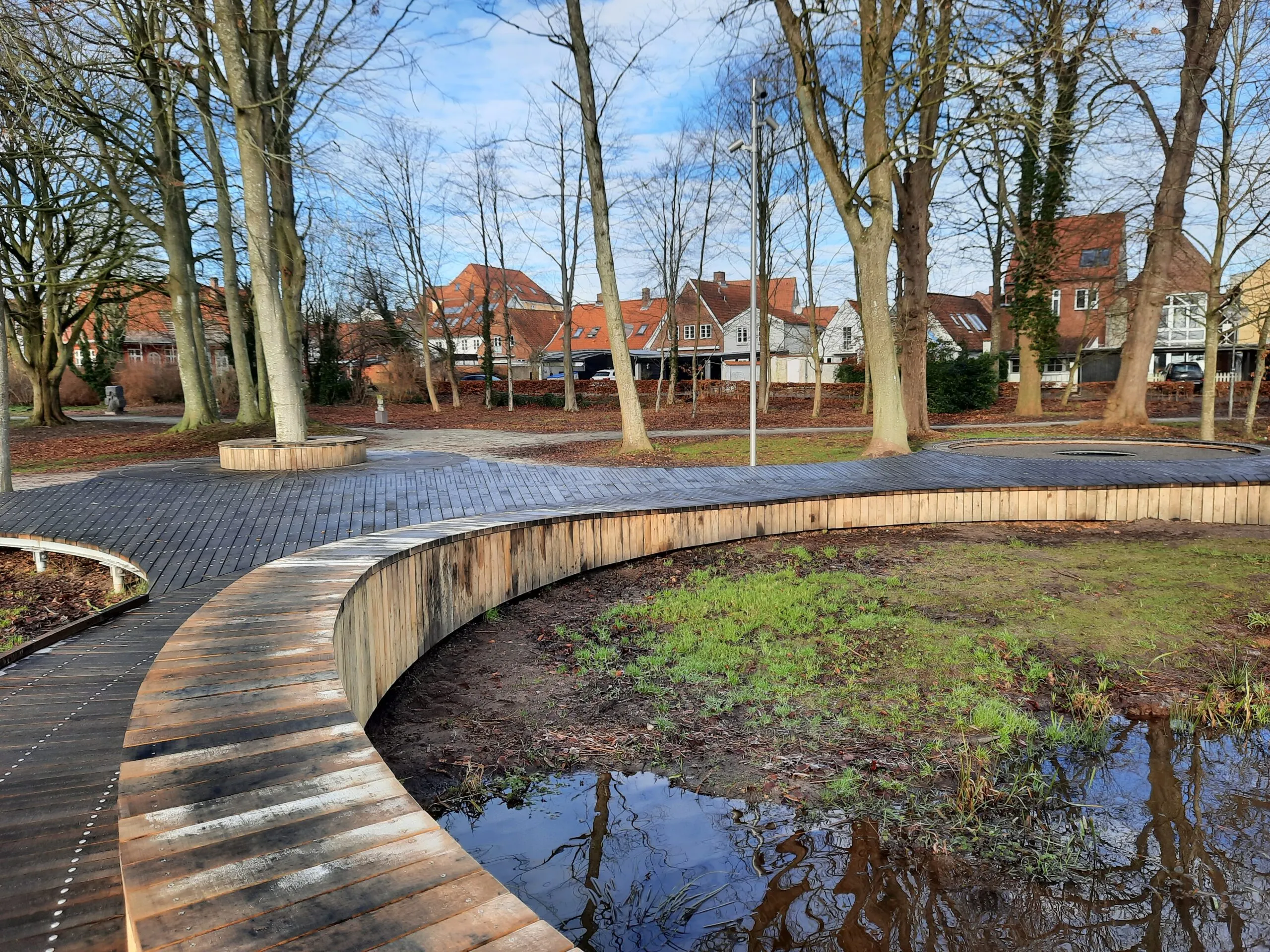 Cirkelbro mod trampolin i Skulpturhaven i Tønder