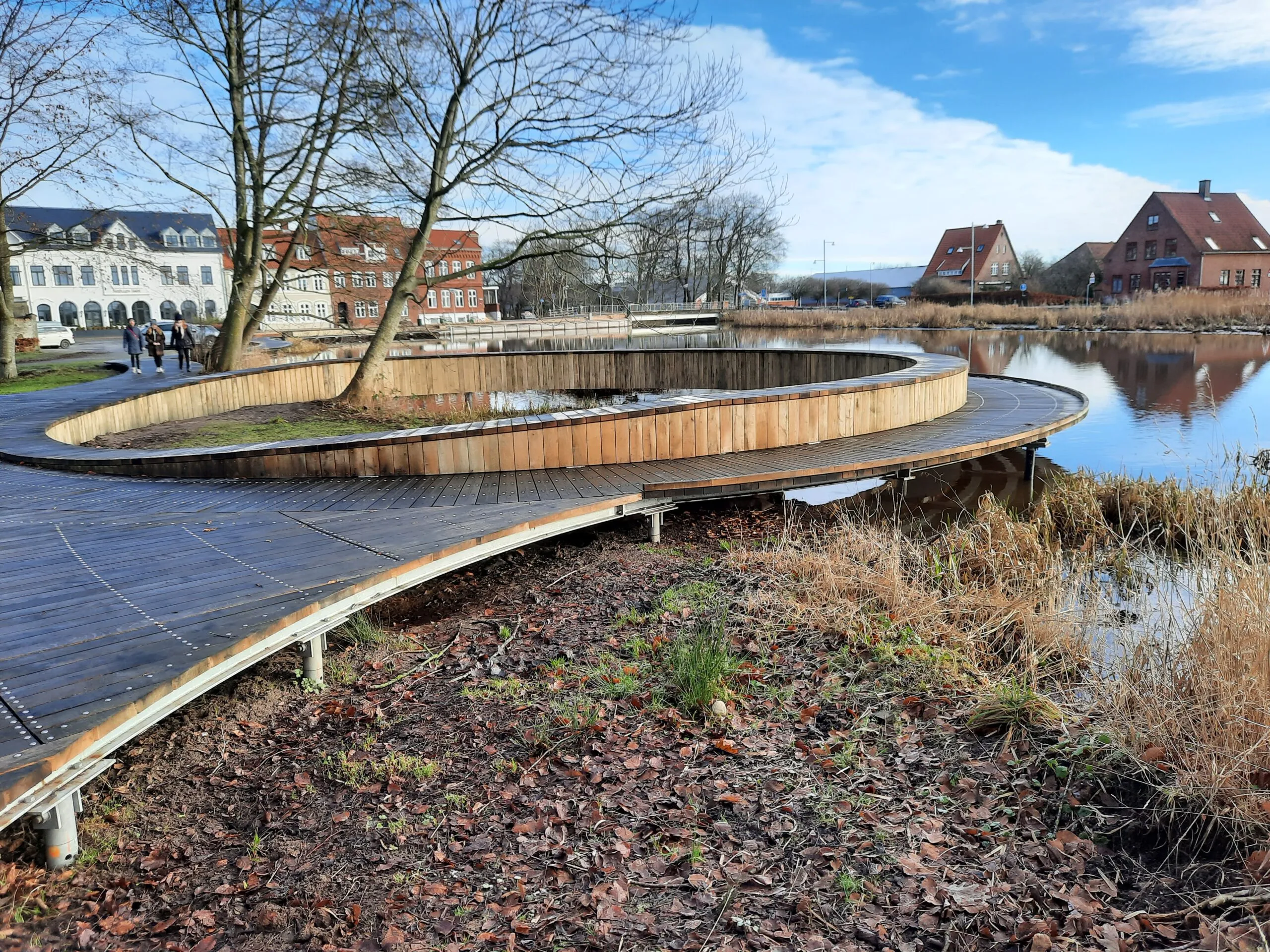 Færdigkonstrueret cirkelbro svævende over Mølledammen i Skulpturhaven i Tønder
