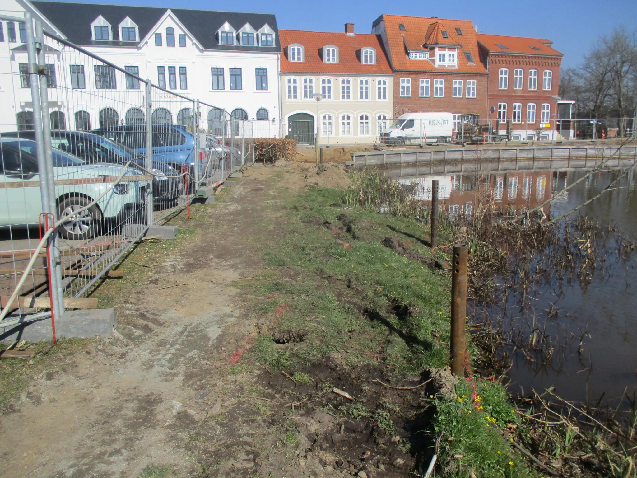 Pæle helt ude i vandkanten op mod træpromenaden