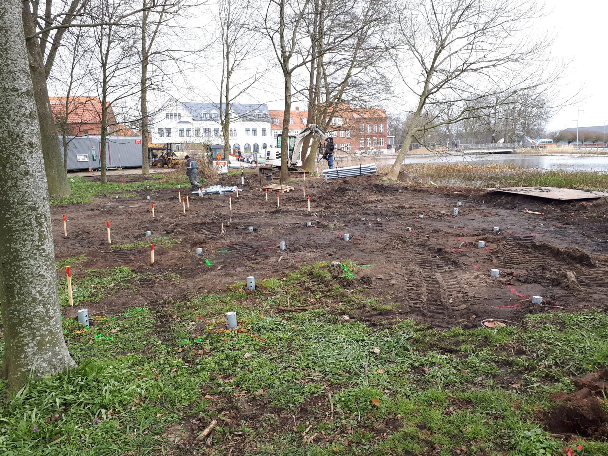 Pæle installeret til den imponerende Cirkelbro i Skulpturhaven