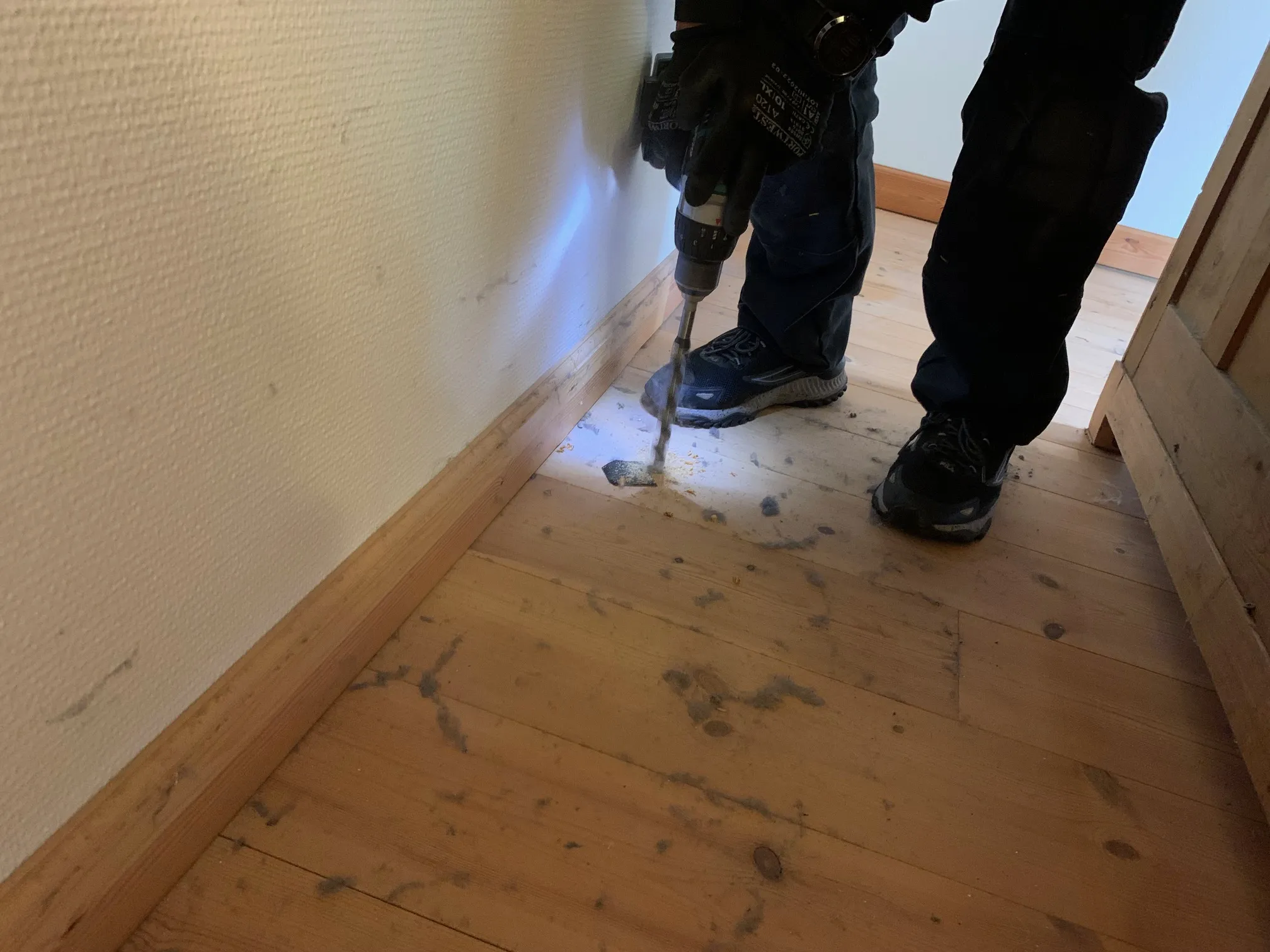 Ureteks montør borer små huller til injiceringsrør