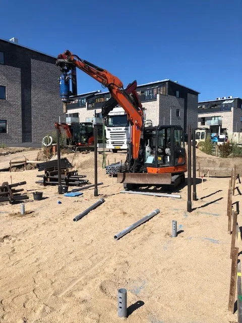 Pælene udføres i sort stål, undtagen de øverste meter, som galvaniseres for at undgå korrosion i de iltholdige jordlag
