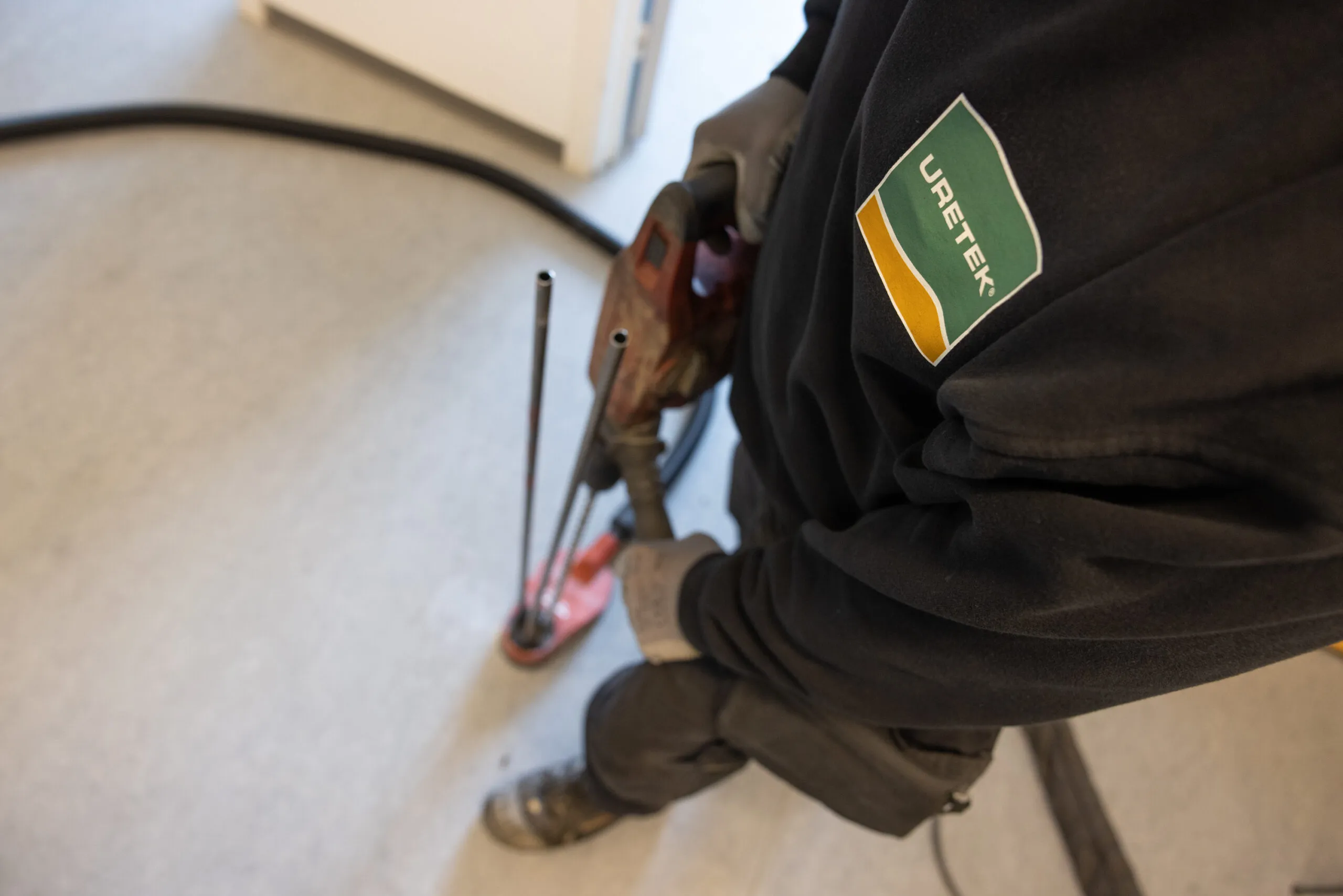 Først bores huller, hvor Uretek GeoPlus® skal injiceres