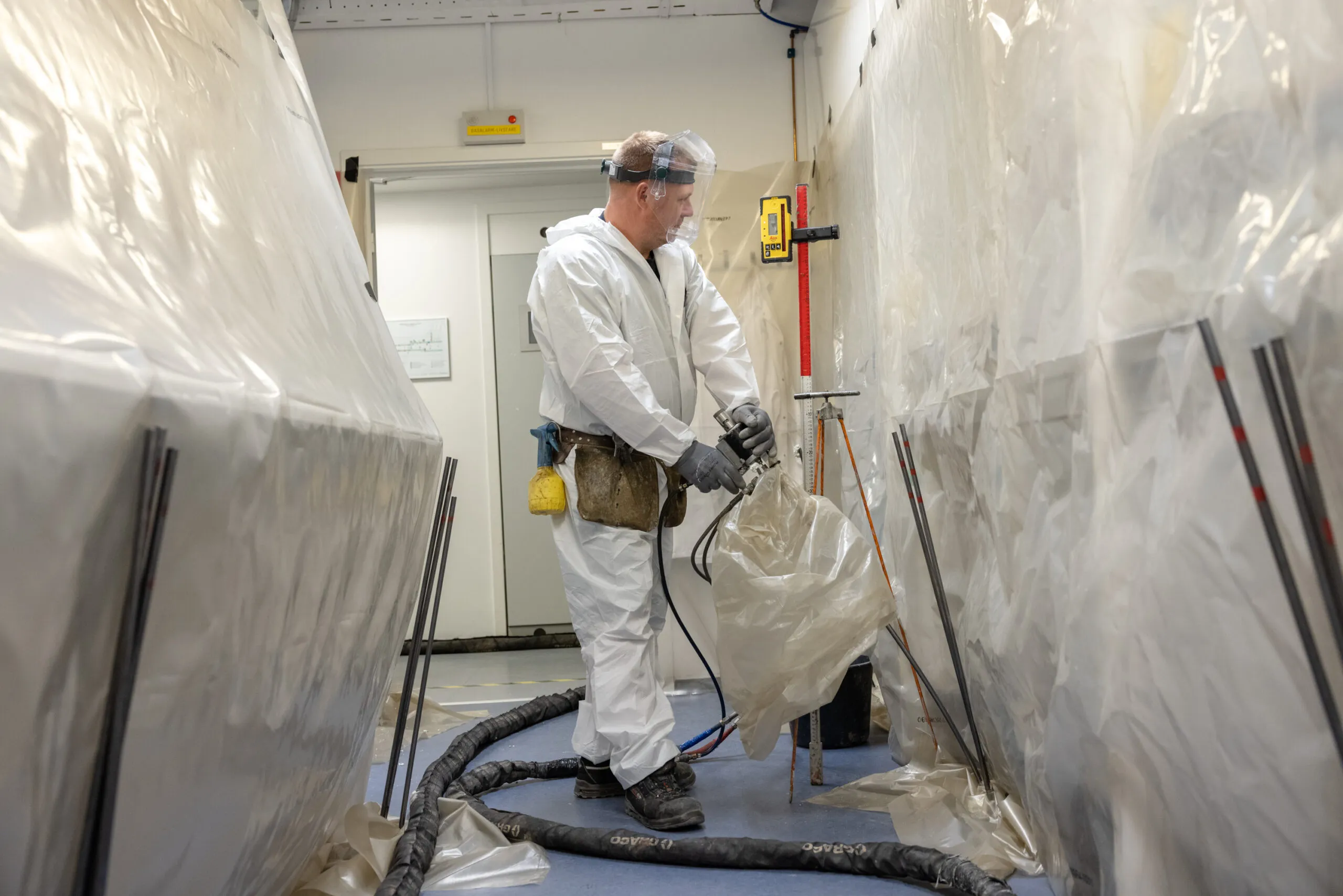 Det følsomme laboratorieudstyr beskyttes med plastikafdækning