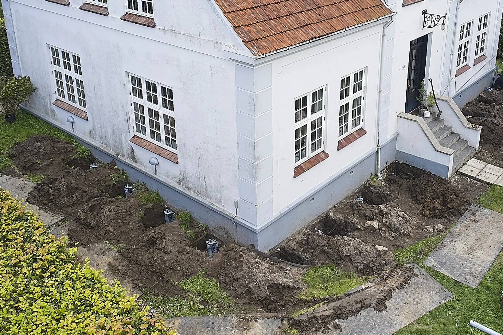 Skruepælene fastgøres til husets fundament med konsoller