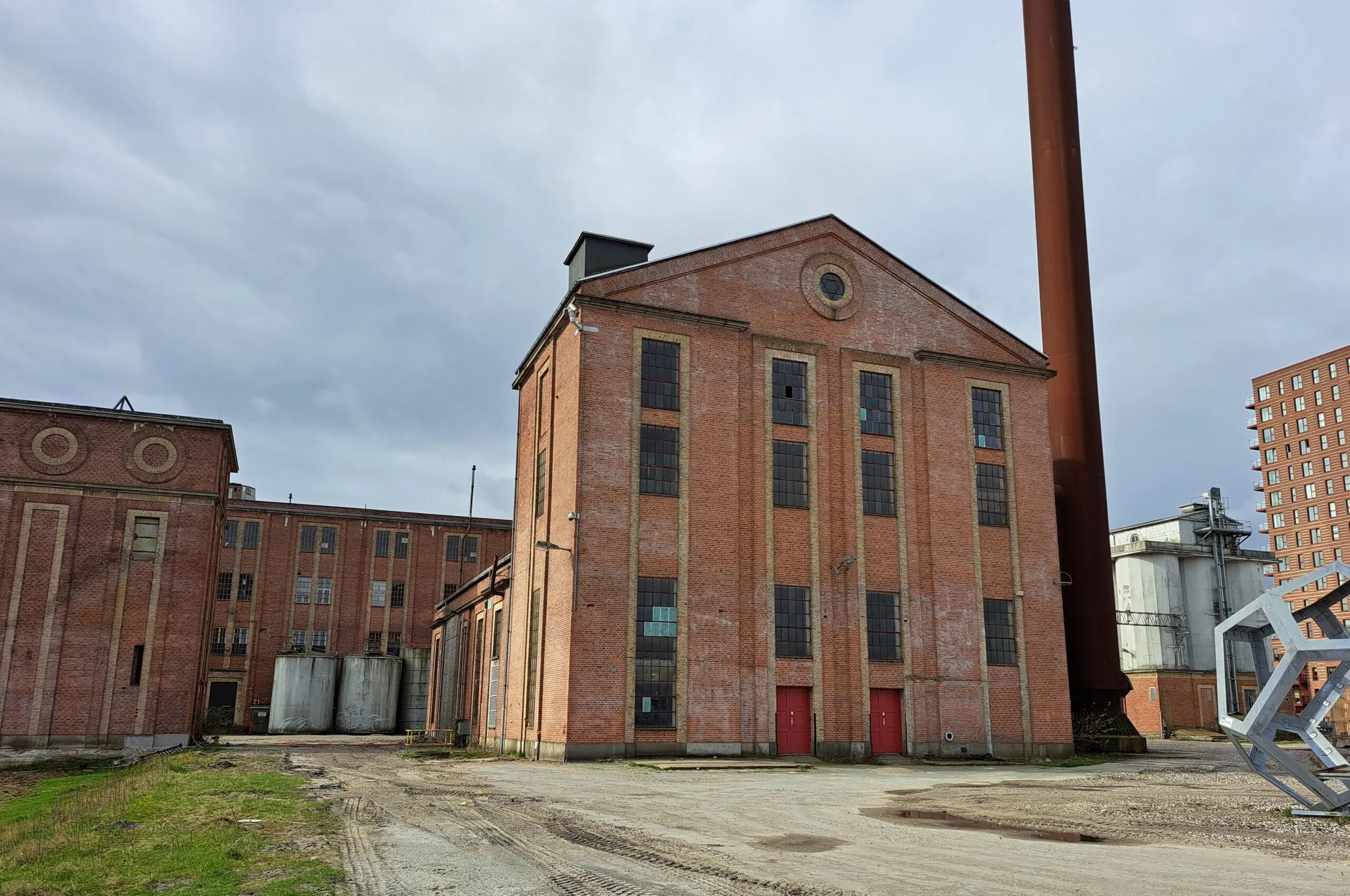 Spritfabrikkens monumentale kedelhalsbygninger er fredet af Slots- og Kulturstyrelsen. Foto: Uretek