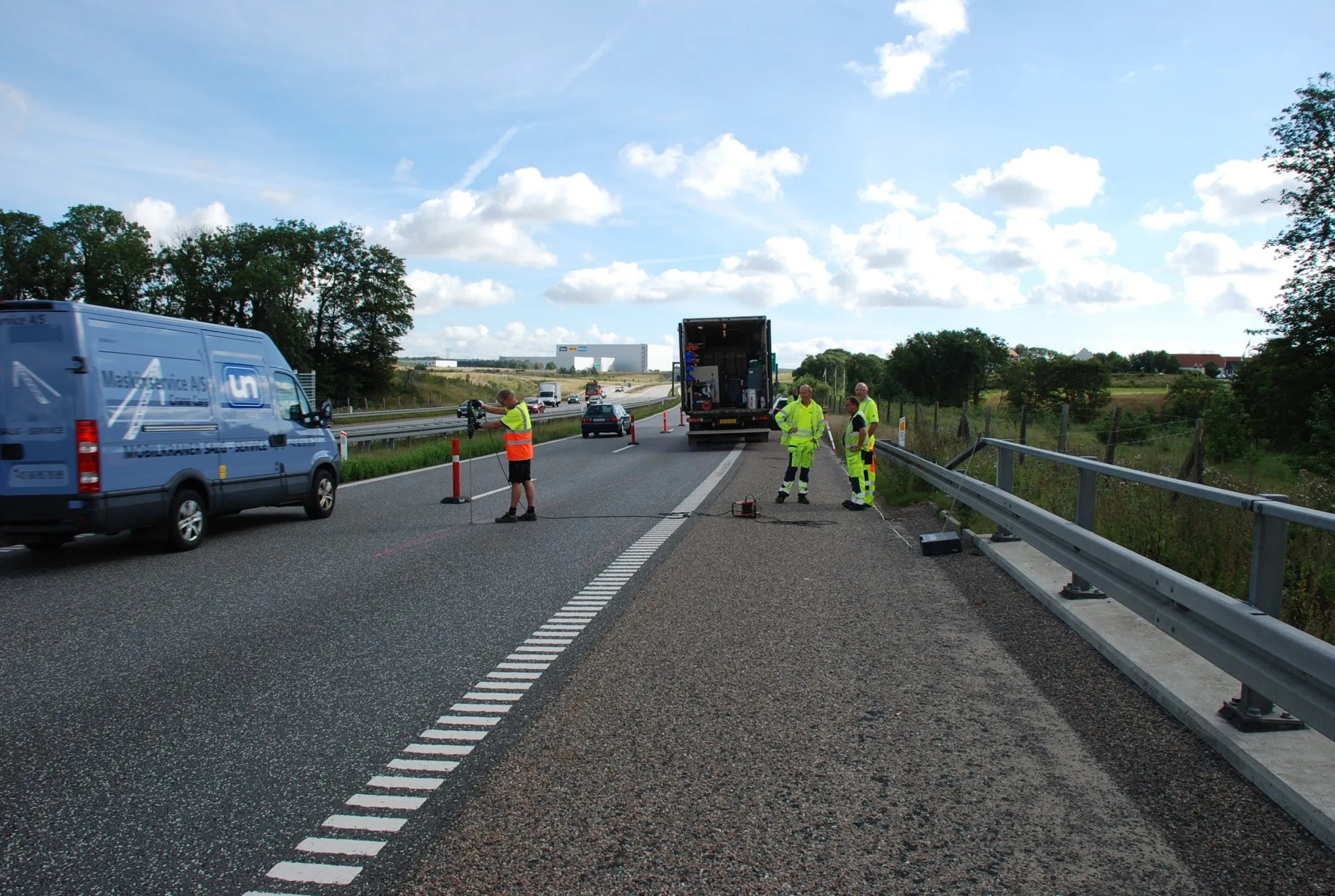 Boring af huller til rør på motorvejen