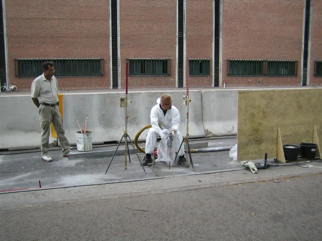 Stabilisering af betonfelter ved busholdeplads