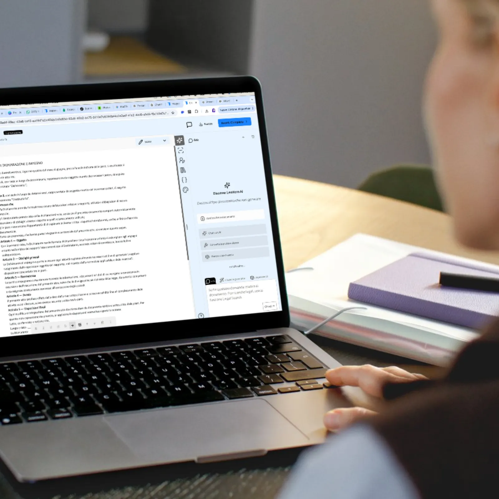 Persona al computer che utilizza un software per la scrittura e modifica di documenti legali.