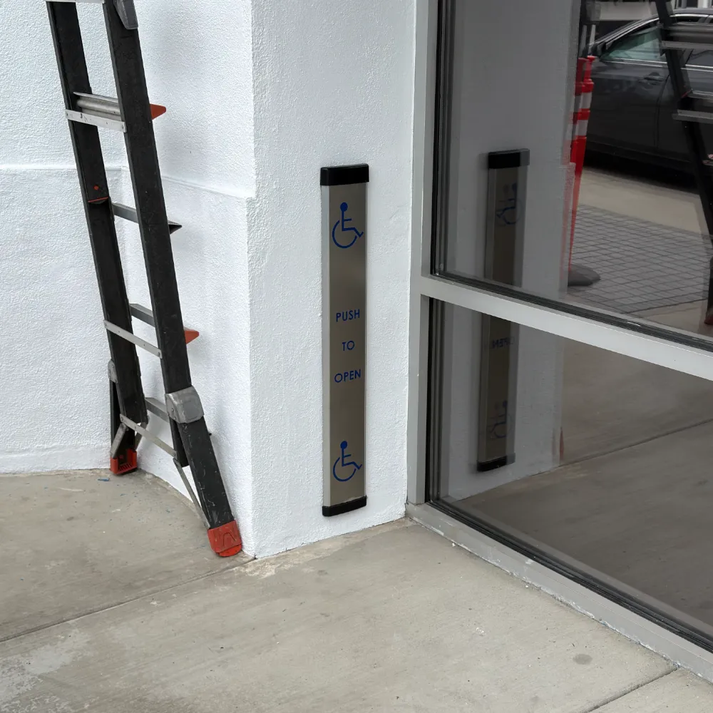 Een drukknop geleverd door Secumatic na installatie